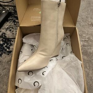 Journee Collection Womens Glorria Tru Comfort Foam Inside Zip Wedge Booties